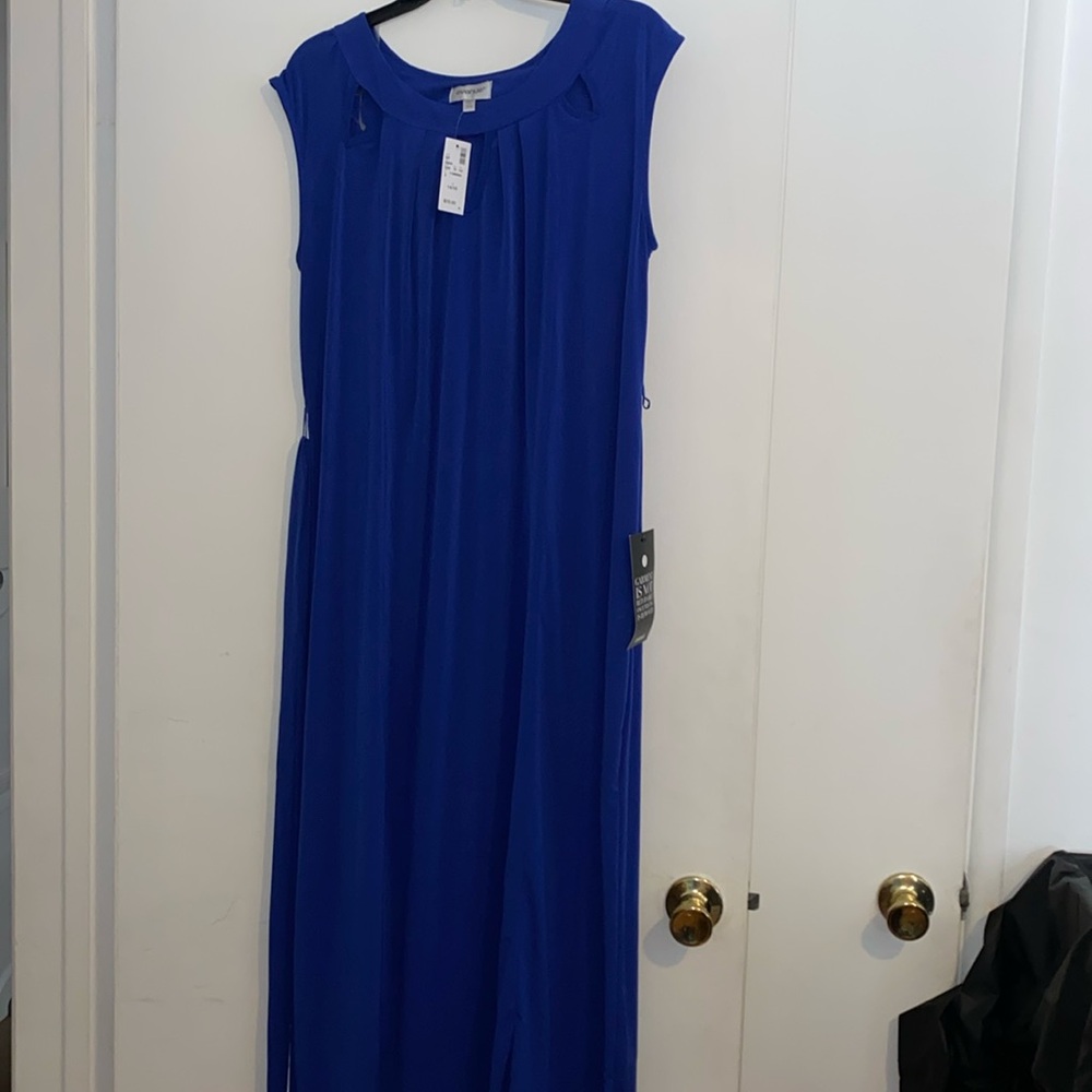 Can tie around waist with string that comes with the dress